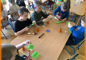 Dzieci robią marchewkę z rolki po papierze